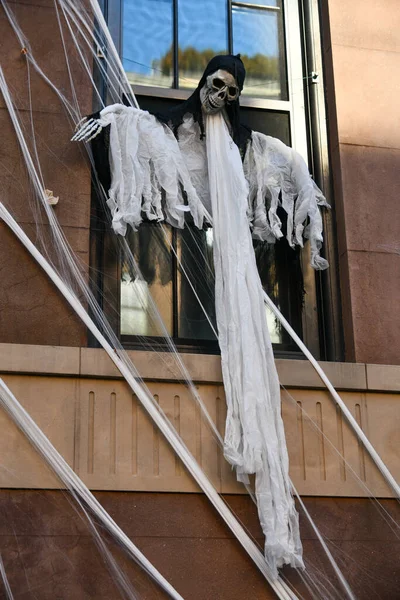 屋外のハロウィーンの装飾として不気味な恐ろしい骨格 — ストック写真