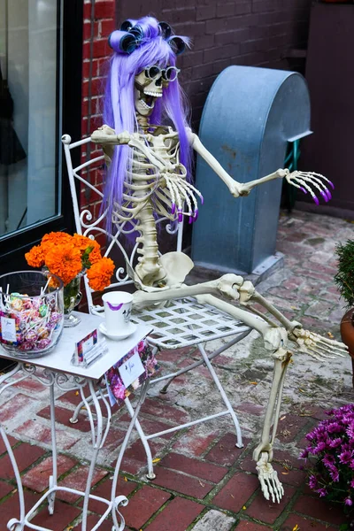 Смішний Скелет Перуці Зовнішнє Прикраса Хеллоуїна — стокове фото