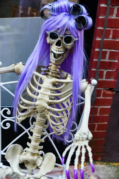 Esqueleto Engraçado Peruca Como Decoração Halloween Livre — Fotografia de Stock