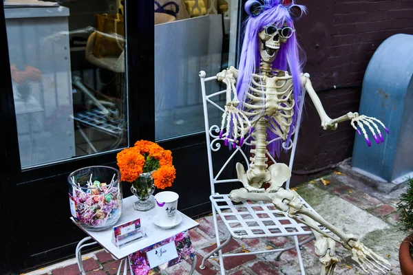 Смішний Скелет Перуці Зовнішнє Прикраса Хеллоуїна — стокове фото