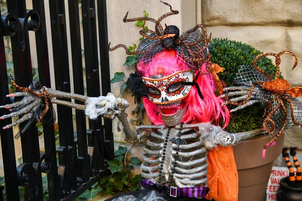 Açık Havada Cadılar Bayramı Süsü Olarak Komik Peruklu Iskelet — Stok fotoğraf