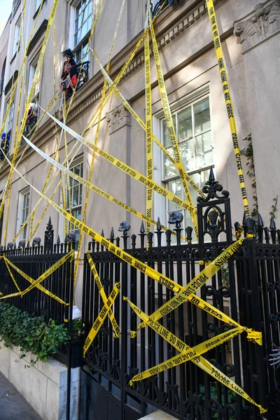 Binanın Üzerindeki Cadılar Bayramı Süsleri Sarı Polis Bandı — Stok fotoğraf