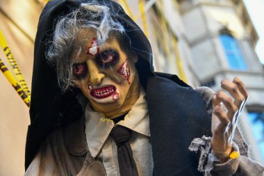 Cadılar Bayramı boyunca dışarıda korkunç dekorasyonlar.. 