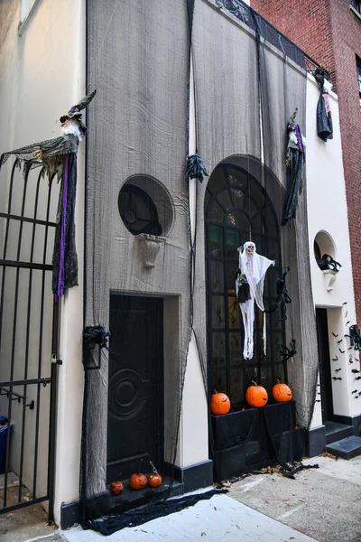 Decorações Assustadoras Assustadoras Durante Halloween Fora Casa Esqueleto Abóboras — Fotografia de Stock