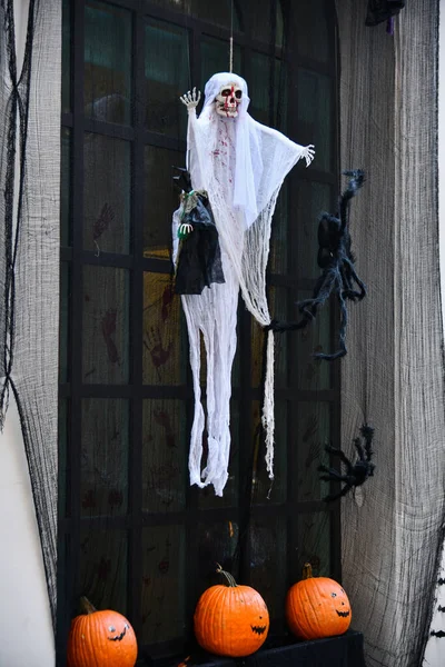 在屋外的圣所之间有可怕的装饰 骷髅和南瓜 — 图库照片