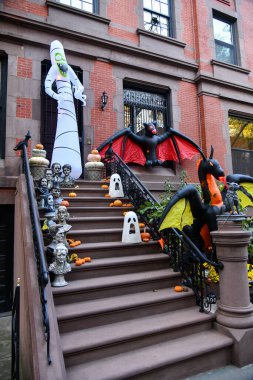 Cadılar Bayramı için korkunç şişirilebilir süslemeler. Anne, yarasa, ejderha ve hayaletler.