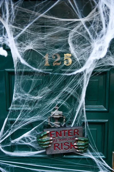 Porta Decorada Com Web Para Halloween — Fotografia de Stock