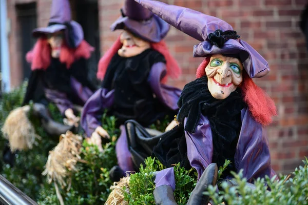 三个女巫作为万圣节庆祝活动的户外装饰品 — 图库照片