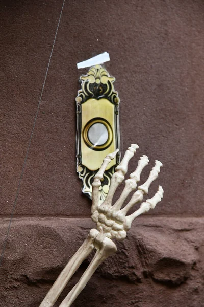 Святкування Хеллоуїна Страшний Сумний Скелет Встановлений Межами Будинку — стокове фото