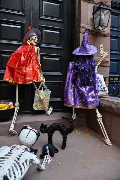Celebração Halloween Esqueleto Assustador Assustador Montado Fora Casa — Fotografia de Stock