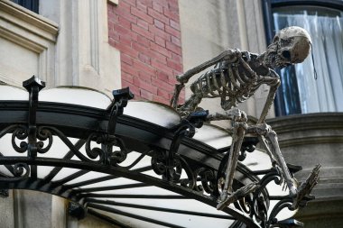 Cadılar Bayramı kutlaması için binanın dışında ürkütücü iskeletler..