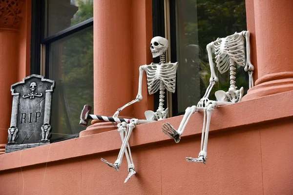 Страшні Моторошні Скелети Межами Будівлі Святкування Хеллоуїна — стокове фото