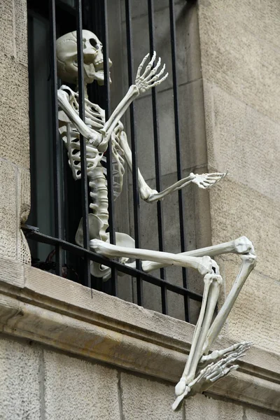 Страшні Моторошні Скелети Межами Будівлі Святкування Хеллоуїна — стокове фото