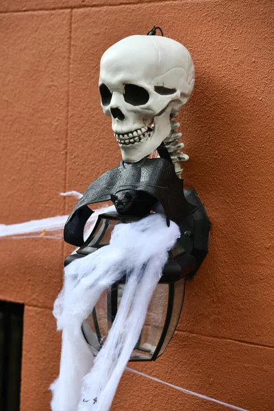 Enge Enge Skeletten Buiten Het Gebouw Voor Halloween Viering — Stockfoto