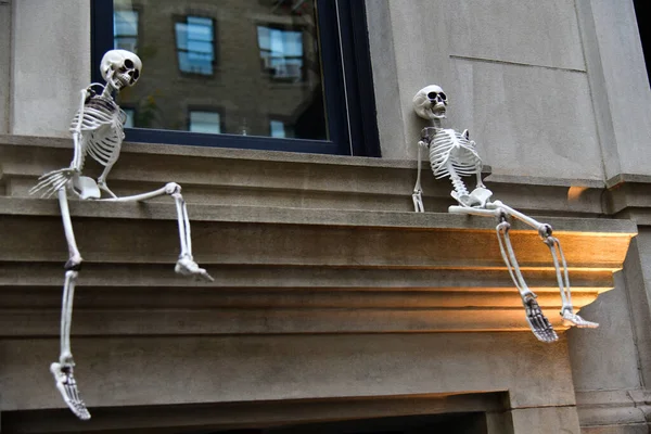 Esqueletos Assustadores Assustadores Fora Prédio Para Celebração Halloween — Fotografia de Stock