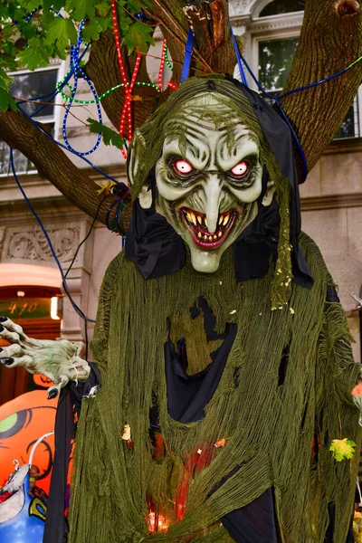 可怕的怪物作为万圣节庆祝活动的户外装饰 — 图库照片
