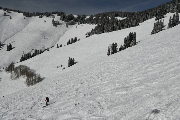 Beautiful View Winter Mountain Slope Covered Fresh Snow Active Skier — Fotografia de Stock