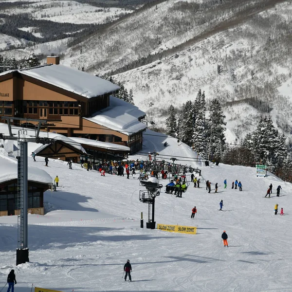 Active Winter Time Vail Mountain Ski Resort Colorado Skiers Snowboarders — Stock Photo, Image