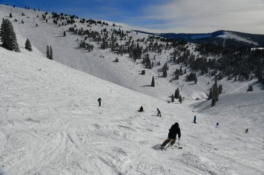 Vail Dağı Kayak Merkezi 'nde güzel güneşli bir günde kayak ve snowboard.. 