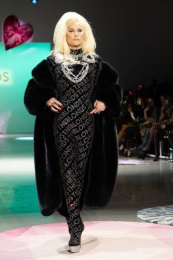 NEW YORK, NEW YORK - 15 Şubat 2023 'te New York' taki Spring Studios 'taki The Gallery' de The Blonds Güz 23 Collection ile Phillipe Blond podyumda yürüyor. 