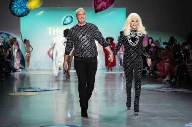 NEW YORK, NEW YORK - 15 Şubat: David Blond ve Phillipe Blond 15 Şubat 2023 'te New York' ta Spring Studios 'taki Galeri' de The Blonds 2023 defilesini sunduktan sonra seyirciyi selamladılar..