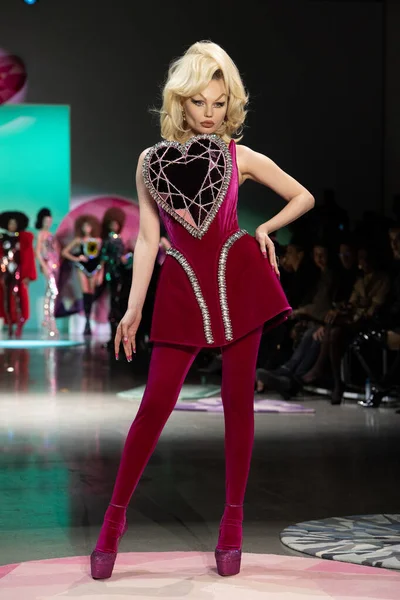 ニューヨーク ニューヨーク 2月15日 ニューヨーク ファッションウィーク中にThe Blonds Fall Collectionを着て滑走路を歩くモデル ギャラリーでのショー2月15 2023ニューヨークの春のスタジオで — ストック写真