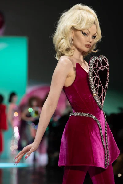 New York New York Luty Modelka Spaceruje Pasie Startowym Blonds — Zdjęcie stockowe