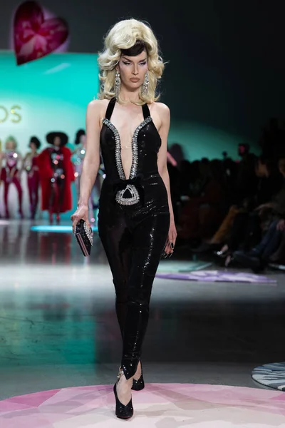 New York New York Luty Modelka Spaceruje Pasie Startowym Blonds — Zdjęcie stockowe