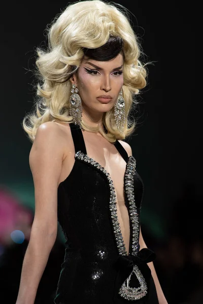 New York New York February Model Walks Runway Wearing Blonds — Stock Photo, Image