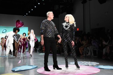NEW YORK, NEW YORK - 15 Şubat: David Blond ve Phillipe Blond 15 Şubat 2023 'te New York' ta Spring Studios 'taki Galeri' de The Blonds 2023 defilesini sunduktan sonra seyirciyi selamladılar..