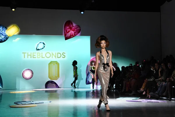 ニューヨーク ニューヨーク 2月15日 ニューヨーク ファッションウィーク中にThe Blonds Fall Collectionを着て滑走路を歩くモデル ギャラリーでのショー2月15 2023ニューヨークの春のスタジオで — ストック写真