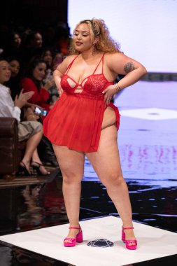 NEW YORK, NEW YORK - 10 Şubat 2023 'te New York' taki Gotham Hall 'da hiTechMODA ve Planet Fashion tarafından yapılan Adore Me defilesinin podyumunda bir manken yürüyor.. 