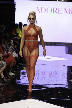 NEW YORK, NEW YORK - 10 Şubat 2023 'te New York' taki Gotham Hall 'da hiTechMODA ve Planet Fashion tarafından yapılan Adore Me defilesinin podyumunda bir manken yürüyor.. 