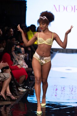 NEW YORK, NEW YORK - 10 Şubat 2023 'te New York' taki Gotham Hall 'da hiTechMODA ve Planet Fashion tarafından yapılan Adore Me defilesinin podyumunda bir manken yürüyor.. 