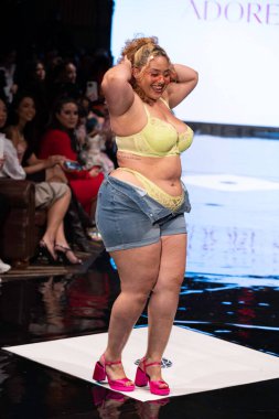 NEW YORK, NEW YORK - 10 Şubat 2023 'te New York' taki Gotham Hall 'da hiTechMODA ve Planet Fashion tarafından yapılan Adore Me defilesinin podyumunda bir manken yürüyor.. 