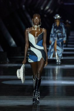 MILAN, ITALY - 25 Şubat 2023 'te Milan Moda Haftası Kadın Giyim / Kış 2023' te İtalya 'nın Milano kentinde düzenlenen Philipp Plein defilesinde bir model podyumda yürüyor.