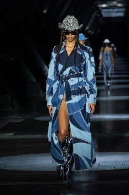 MILAN, ITALY - 25 Şubat 2023 'te Milan Moda Haftası Kadın Giyim / Kış 2023' te İtalya 'nın Milano kentinde düzenlenen Philipp Plein defilesinde bir model podyumda yürüyor.