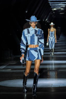 MILAN, ITALY - 25 Şubat 2023 'te Milan Moda Haftası Kadın Giyim / Kış 2023' te İtalya 'nın Milano kentinde düzenlenen Philipp Plein defilesinde bir model podyumda yürüyor.