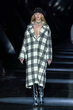 MILAN, ITALY - 25 Şubat 2023 'te Milan Moda Haftası Kadın Giyim / Kış 2023' te İtalya 'nın Milano kentinde düzenlenen Philipp Plein defilesinde bir model podyumda yürüyor.