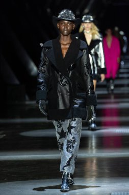 MILAN, ITALY - 25 Şubat 2023 'te Milan Moda Haftası Kadın Giyim / Kış 2023' te İtalya 'nın Milano kentinde düzenlenen Philipp Plein defilesinde bir model podyumda yürüyor.