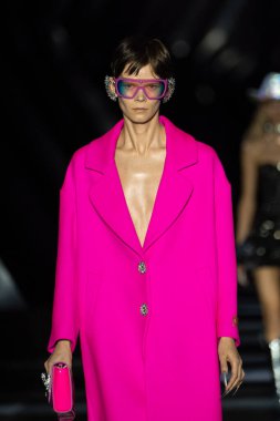 MILAN, ITALY - 25 Şubat 2023 'te Milan Moda Haftası Kadın Giyim / Kış 2023' te İtalya 'nın Milano kentinde düzenlenen Philipp Plein defilesinde bir model podyumda yürüyor.