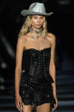 MILAN, ITALY - 25 Şubat 2023 'te Milan Moda Haftası Kadın Giyim / Kış 2023' te İtalya 'nın Milano kentinde düzenlenen Philipp Plein defilesinde bir model podyumda yürüyor.