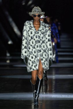 MILAN, ITALY - 25 Şubat 2023 'te Milan Moda Haftası Kadın Giyim / Kış 2023' te İtalya 'nın Milano kentinde düzenlenen Philipp Plein defilesinde bir model podyumda yürüyor.