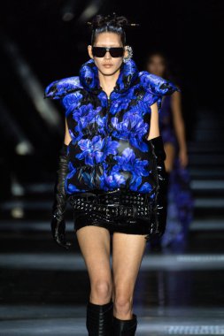 MILAN, ITALY - 25 Şubat 2023 'te Milan Moda Haftası Kadın Giyim / Kış 2023' te İtalya 'nın Milano kentinde düzenlenen Philipp Plein defilesinde bir model podyumda yürüyor.
