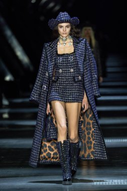 MILAN, ITALY - 25 Şubat 2023 'te Milan Moda Haftası Kadın Giyim / Kış 2023' te İtalya 'nın Milano kentinde düzenlenen Philipp Plein defilesinde bir model podyumda yürüyor.