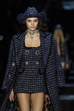 MILAN, ITALY - 25 Şubat 2023 'te Milan Moda Haftası Kadın Giyim / Kış 2023' te İtalya 'nın Milano kentinde düzenlenen Philipp Plein defilesinde bir model podyumda yürüyor.