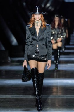 MILAN, ITALY - 25 Şubat 2023 'te Milan Moda Haftası Kadın Giyim / Kış 2023' te İtalya 'nın Milano kentinde düzenlenen Philipp Plein defilesinde bir model podyumda yürüyor.