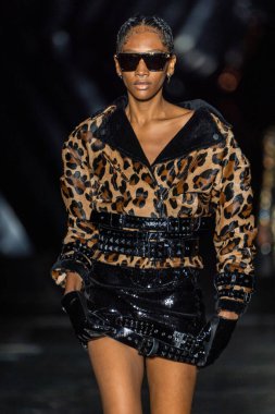 MILAN, ITALY - 25 Şubat 2023 'te Milan Moda Haftası Kadın Giyim / Kış 2023' te İtalya 'nın Milano kentinde düzenlenen Philipp Plein defilesinde bir model podyumda yürüyor.