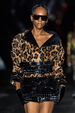 MILAN, ITALY - 25 Şubat 2023 'te Milan Moda Haftası Kadın Giyim / Kış 2023' te İtalya 'nın Milano kentinde düzenlenen Philipp Plein defilesinde bir model podyumda yürüyor.