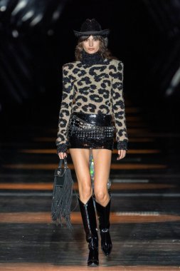 MILAN, ITALY - 25 Şubat 2023 'te Milan Moda Haftası Kadın Giyim / Kış 2023' te İtalya 'nın Milano kentinde düzenlenen Philipp Plein defilesinde bir model podyumda yürüyor.